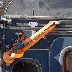 ...ich kann das Scharnier am Abend reparieren und den Spanngurt wieder abbauen