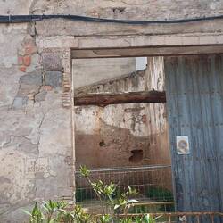 Alte Kirche hinter verfallenem Haus