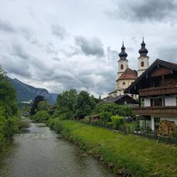 Kirche in Aschau und Schloss Hohenaschau