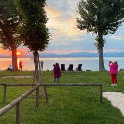 Man versammelt sich, um den Sonnenuntergang zu fotografieren