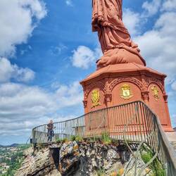 Statue Notre Dame de France, coulée à partir de l'acier de canons ennemis