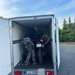 Mit vereinten Kräften, ja: Heiri und Toto verladen die Ténéré