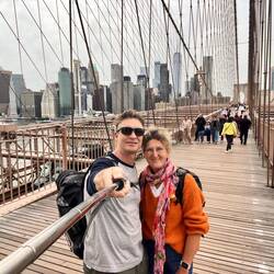 Mit dem Selfie-Stick noch etwas unbeholfen