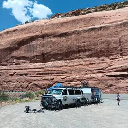 Et fransk cykelhold der holdet spisepause i ørknen