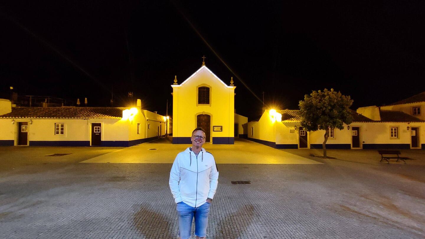 Der Dorfplatz bei Nacht