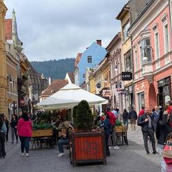 Buntes Treiben in der Altstadt von Brasov