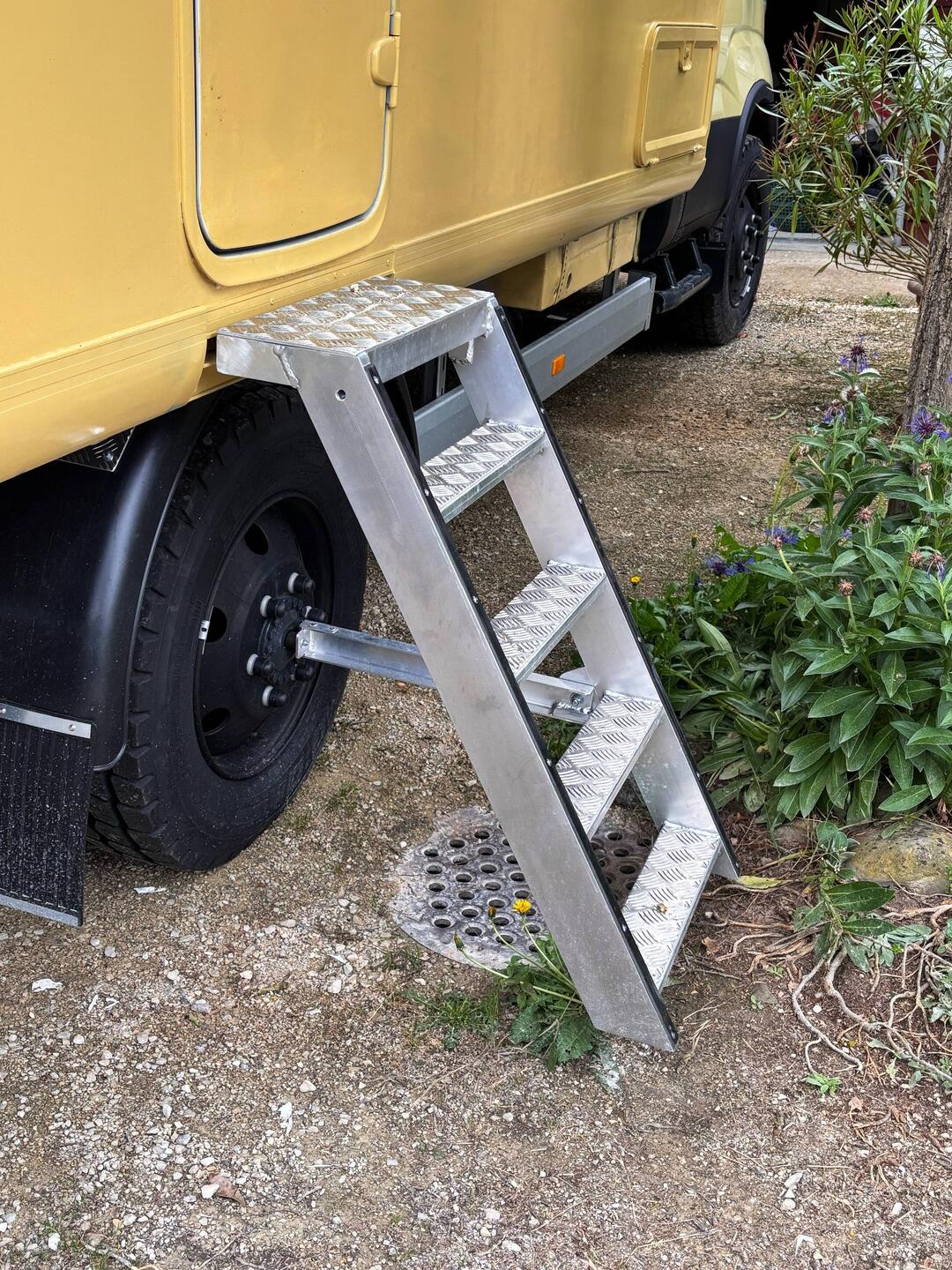 die Treppe ist eine Spezialanfertigung, lässt sich leicht verstauen und berührt den Boden nicht