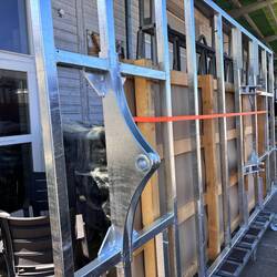 Der Aufbau ist von der Firma Hager mit einem spezialrahmen (dreipukt Lagerung) gebaut worden