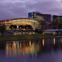 Dann über dem River Torrens doch noch ein schöner Blick auf die City. Hier das Parkhaus ...