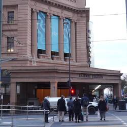 Vordereingang zum Bahnhof.