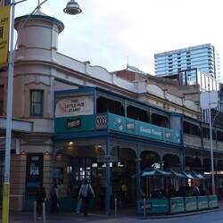 ältere Gebäude mit typischer australischer Fassade.