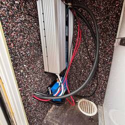 Die alte Power Station hat den Geist aufgegeben. Neuer Wechselrichter und Ladegerät.