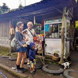 Petit warung ultra local : au menu boulettes de poulet et bouillon légumes à 1€ /personne 😋