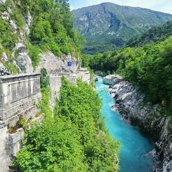 Soča mit smaragdgrünem Wasser