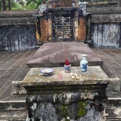 Der einfache Sarg, umgeben von 2 Mauern