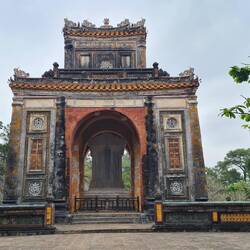 Auf dieser Steele in der Mitte hat Tu Duc seine Biografie eingraviert lassen