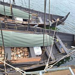 Nachbau mit Rettungsfloß und Bilgenpumpe