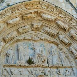 Eingang zur monolithischen Kirche - alle ohne Kopf...