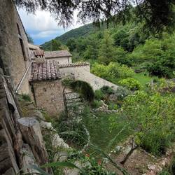 ehemalige Einsiedelei, die wohl von ein paar Aussteigern betrieben wird