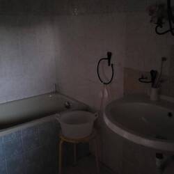 in der Duschwanne hinten könnte man sich kaltes Wasser aus einem Eimer übergießen