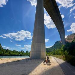 Riesige Autobahnbrücke