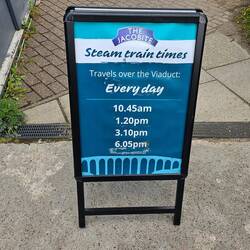We zijn mooi op tijd voor de trein van 1.20 pm.