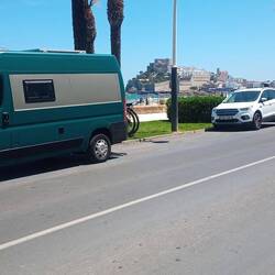 Parken an der Strandpromenade von Peñiscola mit der Altstadt im Hintergrund