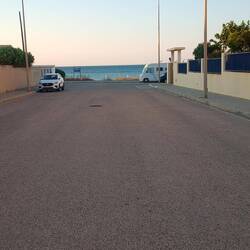 Am Ende einer Stichstraße liegt ein kleiner Parkplatz für Camper