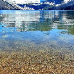 Lake Cameron. Die Schneeberge gehören schon den USA