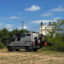 Wir haben alleine auf dem Parkplatz vor der Kapelle gestanden