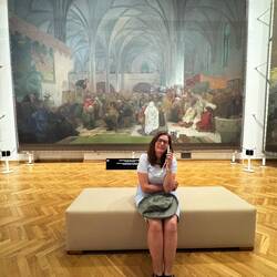 Gabi und ich hören uns die Detaillierte Erklärung zu den Bildern an.