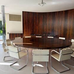 Der Esstisch konnte für 24 Personen erweitert werden, das Tischbein war im Boden eingelassen.