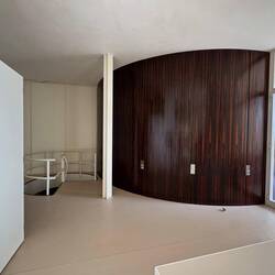 Der Speisenanrichteraum mit Wendeltreppe in den Keller