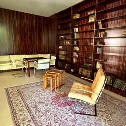 Bibliothek und Bridgetisch