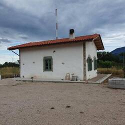 tiny house off-grid, powered by a solarplant