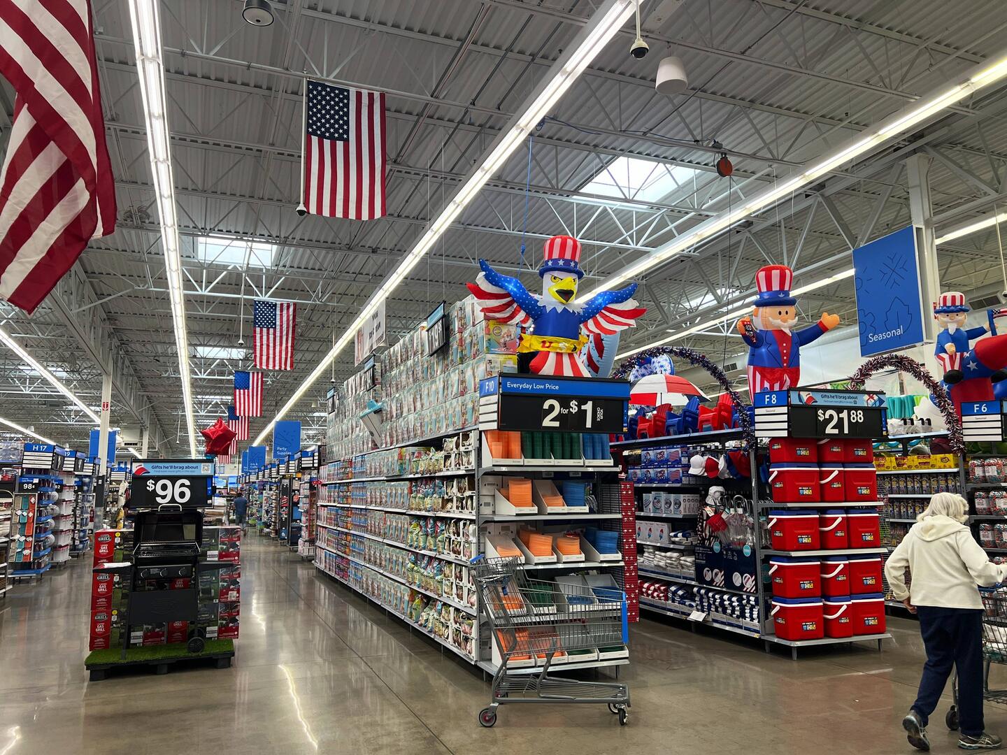 Einkaufen bei Walmart - alles ist für den Memorial Day dekoriert