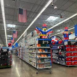 Einkaufen bei Walmart - alles ist für den Memorial Day dekoriert