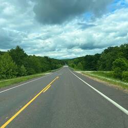 Auf dem Highway, am Horizont schwarze Wolken