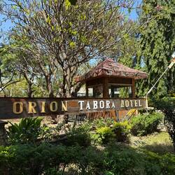 Als Bahnhofshotel gebaut, da der olle Wilhelm der II. seine Kolonie besuchen wollte.