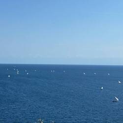 Blick auf den Tanganjikasee! Mit der Mittagsbrise kommen die Boote wie Perlen in den Hafen gesegelt.