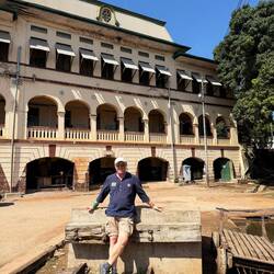 Mann und Bauwerk sind beide älteren Modells. Beide noch in gutem Gebrauchszustand.