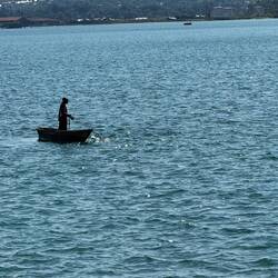 Nebendran geht ein Fischer in aller Seelenruhe seiner Leidenschaft nach: Im Boot stehen!