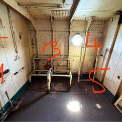 1Spülbecken, 2Spiegel, 3Bank&Tisch, 4-5 Zwei Betten : Fertig ist 2.Klasse Kabine