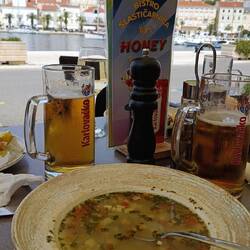 Stärkung in einer Strandbar