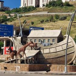 Die Arche soll am Berg Cudi abgelegt haben. So ist sie das Stadtwappen.