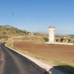 Wachtürme, Militärposten und zum dem ständige Patrouille Fahrten mit schwerem Gerät
