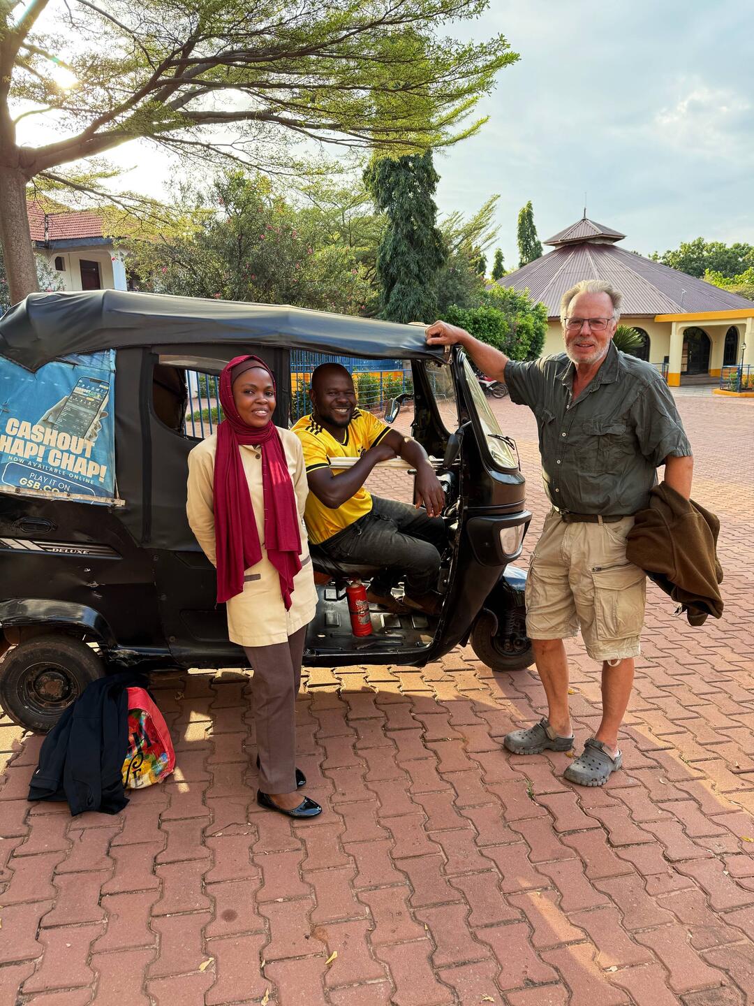 Auf gehr's zur Tuk-Tuk-Safari durch Kigoma! Alex ist unser Fahrer.