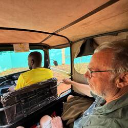 Hinten sitzen die zwei Senioren bequem und luftig; und haben alles im Blick.