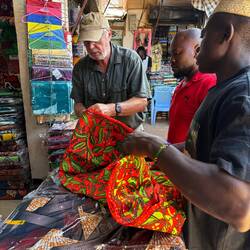 Klaro! Shopping muss sein. Udo und ich beim Shoppen für eine buntere Welt.