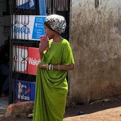 Ein Farbklecks im Staub und Dreck der Stadt.